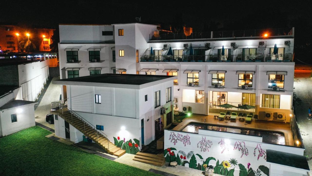 Robert'S Hotel Абиджан Екстериор снимка