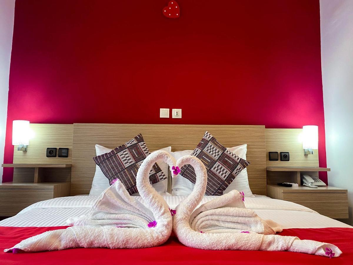 Robert'S Hotel Абиджан Екстериор снимка