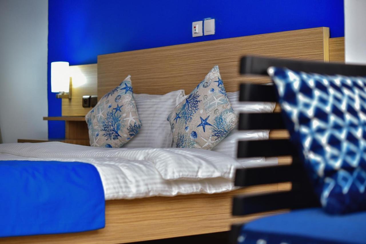 Robert'S Hotel Абиджан Екстериор снимка