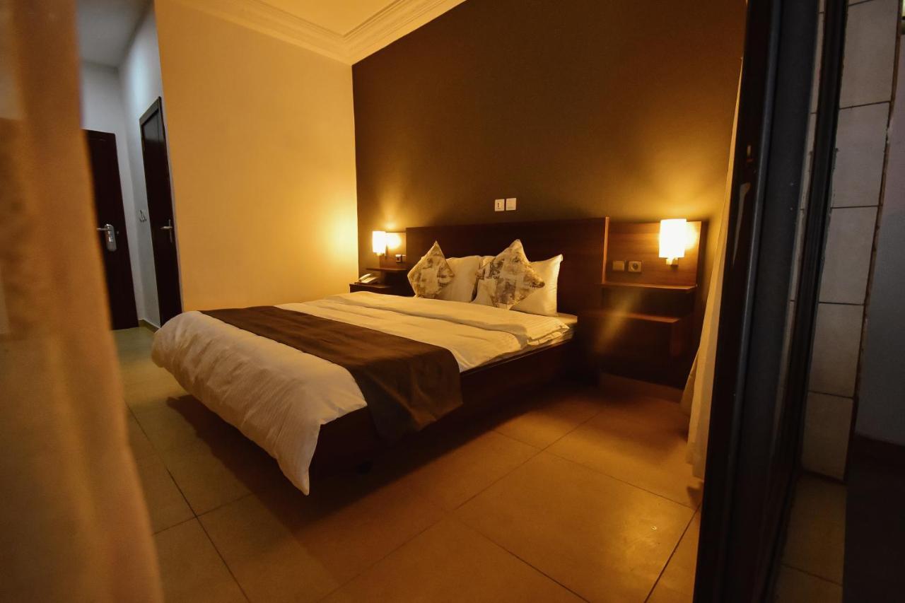 Robert'S Hotel Абиджан Екстериор снимка