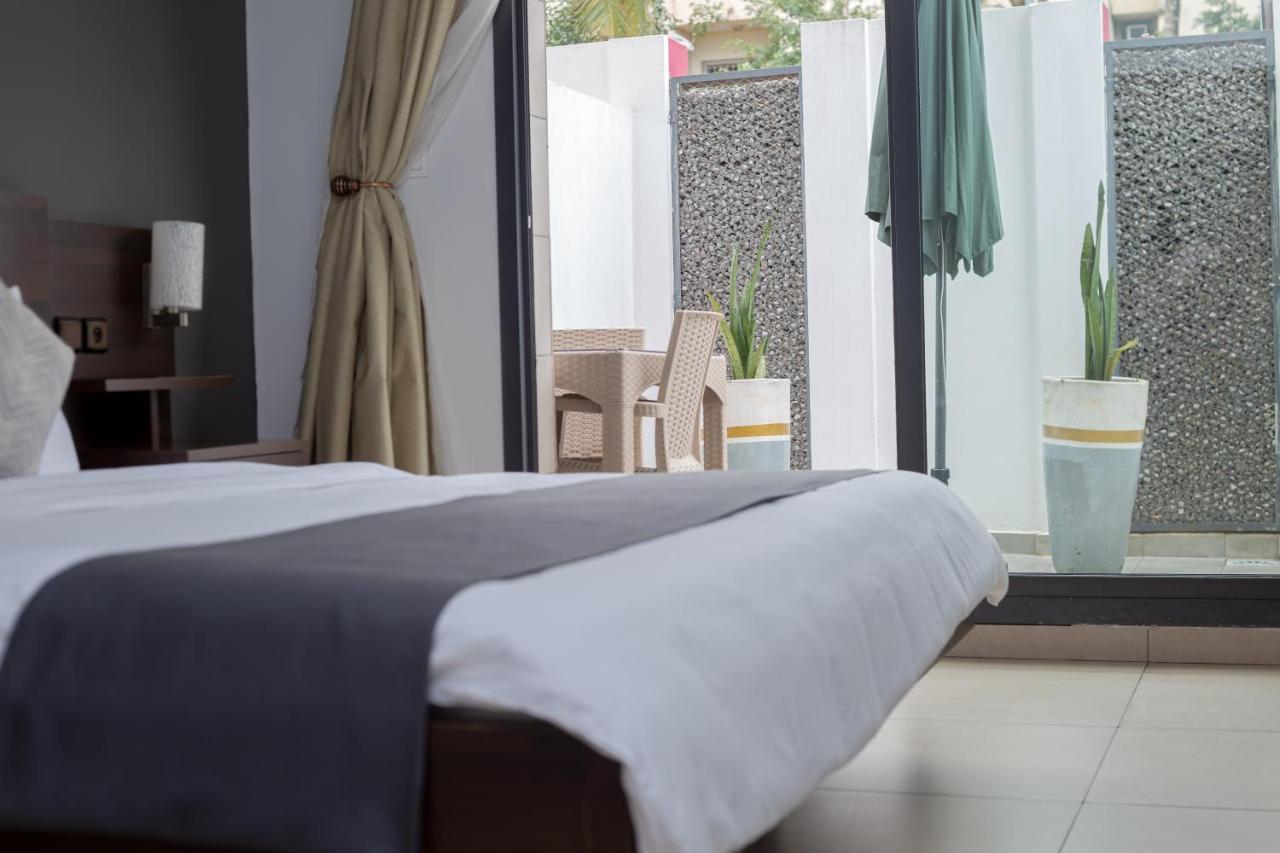Robert'S Hotel Абиджан Екстериор снимка