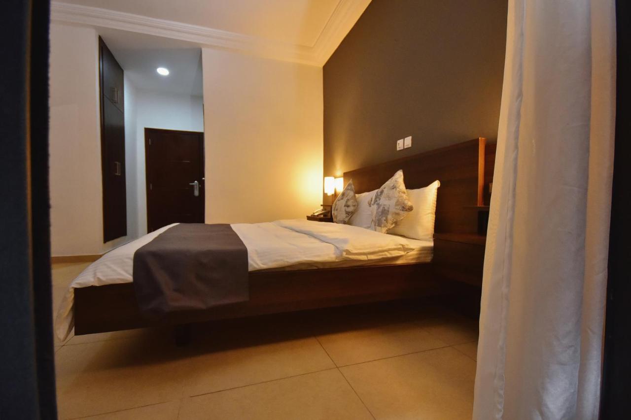 Robert'S Hotel Абиджан Екстериор снимка